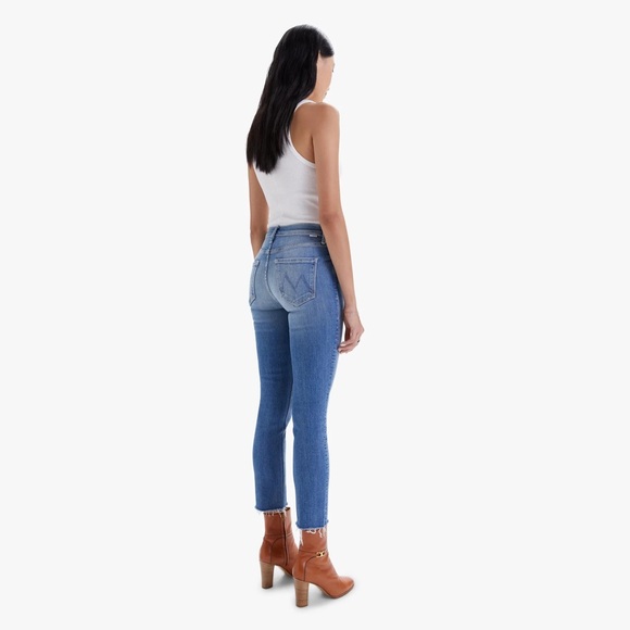 Mother - The Mid Rise Dazzler Ankle Fray Denim Jeans in Riding the Cliffside - Picture 4 of 10